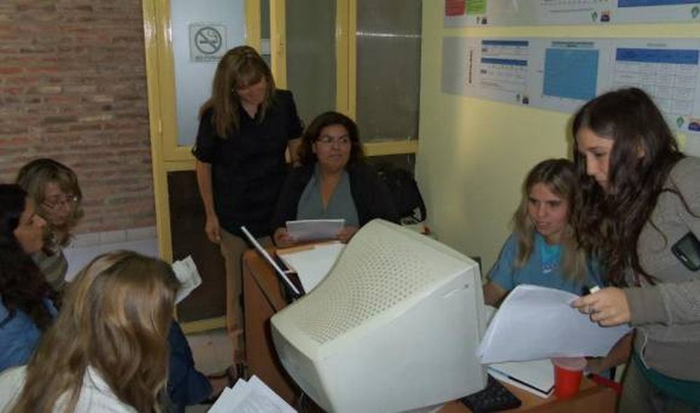 Los abuelos quieren el DNI  para poder votar y cobrar
