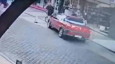 [VIDEO] Discutió con un ciclista, lo persiguió y lo atropelló
