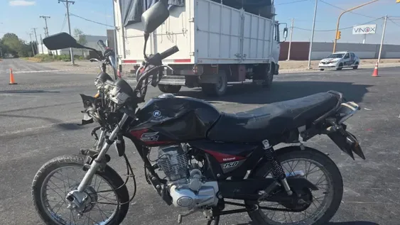 LETAL. Luego del violento impacto, el motociclista quedó sentenciado.