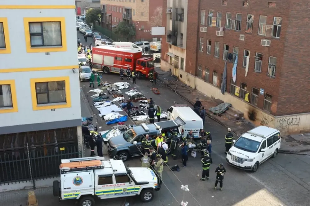 Tragedia: mueren al menos 73 personas en un incendio en Johannesburgo
