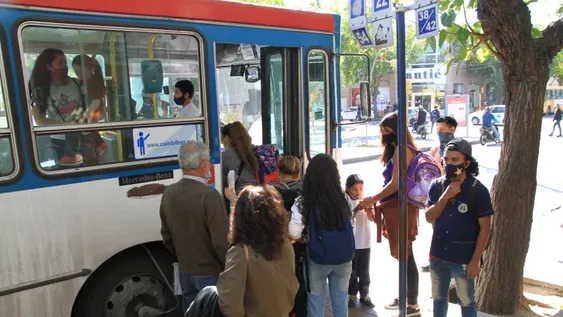 A pesar de las restricciones, los colectivos continúan viajando saturados de pasajeros