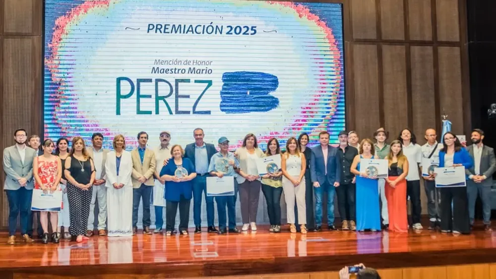 Acompañado por otros funcionarios provinciales, el vicegobernador Fabián Martín encabezó el acto de premiación, que se llevó a cabo en el  auditorio Emar Acosta, del Anexo de la Legislatura provincial.