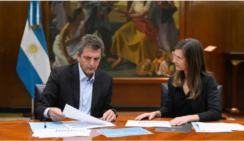 Suma fija, AUH y salario familiar: las medidas que promete el Gobierno para compensar la fuerte devaluación