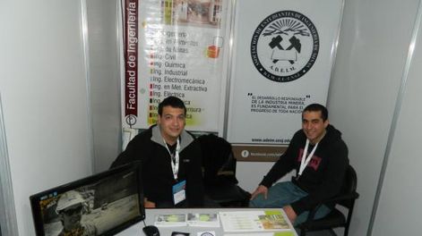 Juntan apuntes para ayudar con el estudio