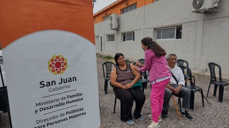 Salud y Familia realizaron un operativo conjunto de prevención en el que se logró vacunar a 125 personas mayores.