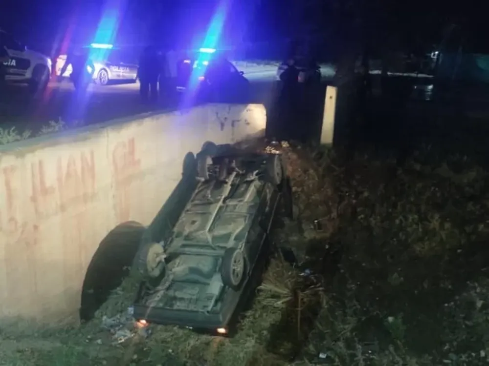 Volcó el auto y lo dejó ruedas arriba en un desagüe
