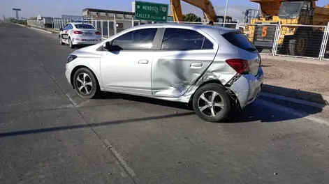Dos autos chocaron en el lateral de Ruta 40
