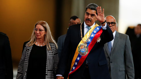 Un llamado a la paz y la unión nacional marcó el regreso público de Nicolás Maduro y su esposa Cilia Flores, dos días después de la audiencia judicial del venezolano ante la Corte de Nueva York, donde enfrenta cargos por narcoterrorismo y corrupción.