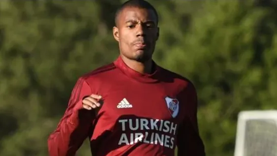 Cuidan a De la Cruz entre algodones