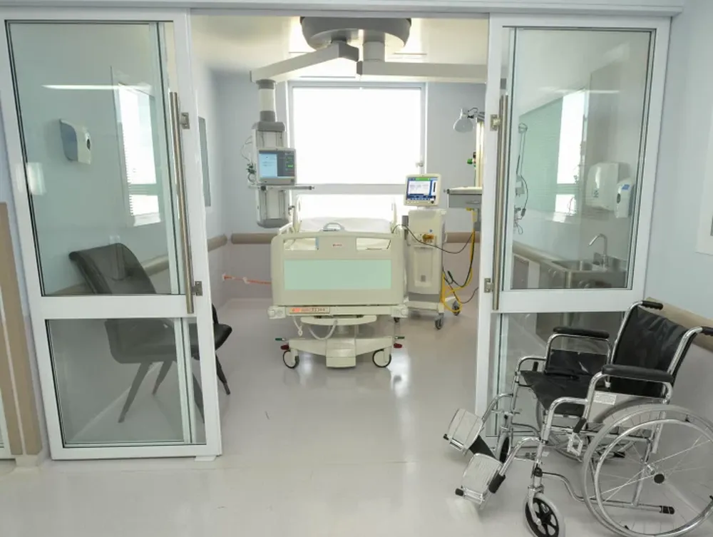 El chico con meningitis está inconsciente y medicaron a sus familiares y compañeros