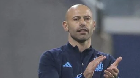 Un santiagueño chocó por quedarse mirando a Mascherano y el video se volvió viral