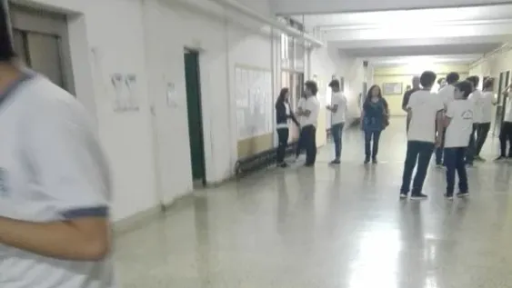 Arrojaron gas pimienta en el edificio de la escuela Industrial y de Comercio y tuvieron que evacuar a los alumnos