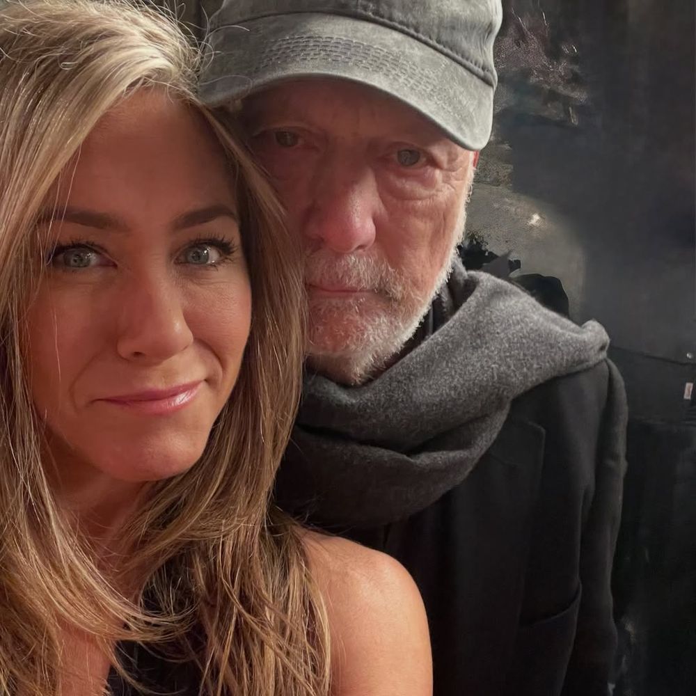 Jennifer Aniston posteó en sus redes una serie de fotos de y con Burrows, que acompañó con sentidas palabras