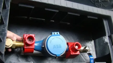 Diario de Cuyo | CONTROL. El aumento de las cuadrillas le permitió a OSSE controlar que quienes tienen el servicio restringido no rompan el cepo que limita el caudal de agua en las viviendas.