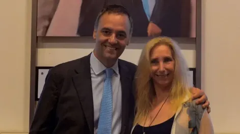 Adorni con Karina Milei.