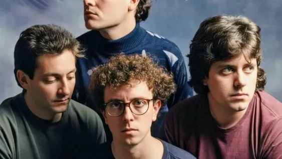 La foto oficial de La Gente que difundió Polygram. En la misma está Arnoldo Fernández, que era miembro de la banda pero que finalmente no estuvo en la grabación, como sí Rulo Tejada, que no está en la foto.