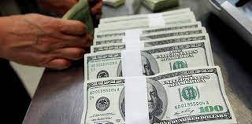 Tras la devaluación, el Gobierno baja el impuesto al dólar usado para turismo