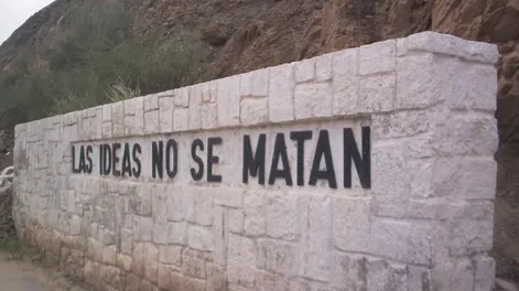 ON NE TUE POINT LES IDÉES La frase en francés; las ideas no se matan fue escrita por Domingo Faustino Sarmiento, en los Baños de Zonda, San Juan, durante su exilio a Chile en 1840.