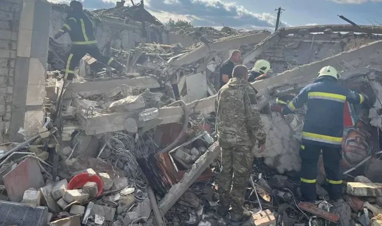 Un bombardeo ruso contra un café y un negocio en Ucrania dejó al menos 49 muertos y siete heridos