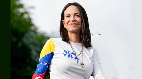 Mientras otros notables disidentes se exiliaban o, como Henrique Capriles, se convertían en falsos opositores funcionales al régimen chavista, María Corina Machado pasaba a la clandestinidadpara seguir enfrentando a Nicolás Maduro y el poder narco-militar. Su lucha fue premiada con el Nobel de la Paz.