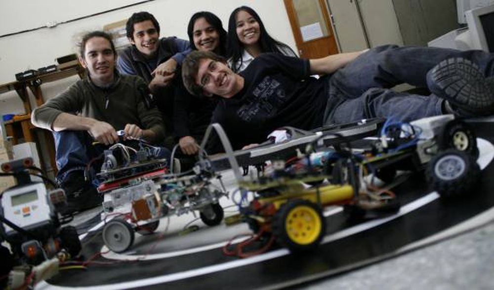 Los estudiantes que arman  robots reciclando objetos