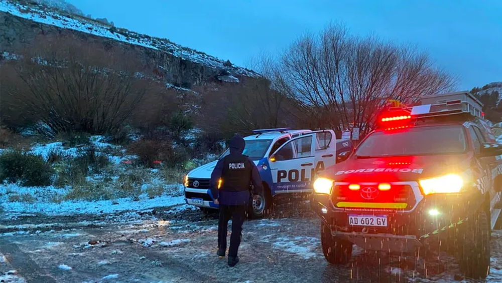 Policías, rescatistas y personal médico trabajaron durante varias horas bajo condiciones meteorológicas adversas. (Foto: Policía de Neuquén)