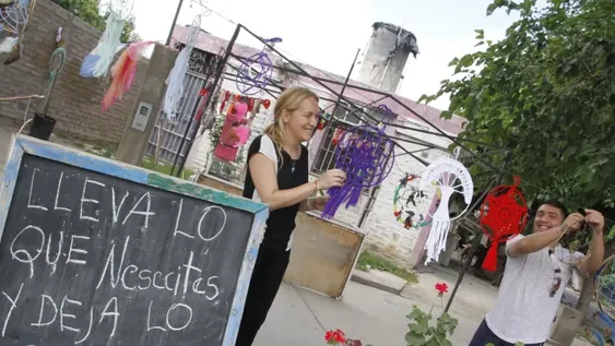 Convirtieron su casa en una feria de artesanos con un espacio para la solidaridad