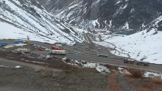 temporal en alta montana: cerraron el paso cristo redentor por intensas nevadas y hay 700 camiones varados