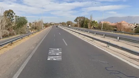 Un motociclista, quebrado al chocar contra una camioneta cuyo conductor huyó