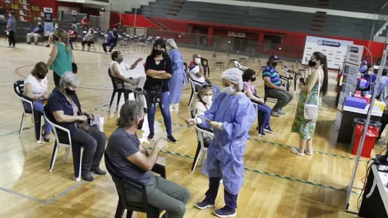 Más de un tercio de la población objetivo ya recibió la primera dosis de una vacuna Covid