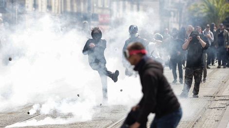 Nueva protesta en París contra la reforma de pensiones: la policía lanza gases lacrimógenos