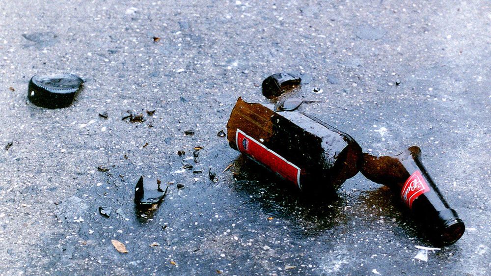 Intentó abrir una botella de champagne con estilo y terminó causando un desastre