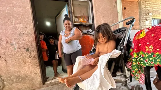 Quienes quieran colaborar con una silla de ruedas para Dana puede comunicarse al 2644597888 o realizar una transferencia al Alias: velazquez123. (Olmos Yésica)