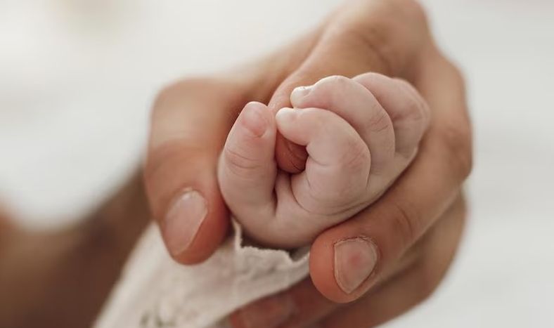 Conmoción por la muerte de una bebé de 27 días en un hecho doméstico