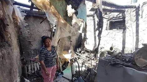 Un incendio arrasó con una precaria casa y dejó en la calle a una joven madre y su hija