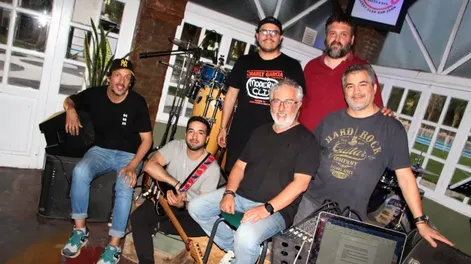 La banda: “Chichón” Hernández, miembro fundador de La Gente, junto a Marcelo Díaz en teclado y coro, Emiliano Sánchez en guitarra y coro, Chelo Rodríguez en bajo, George Lamb en batería y Juanra Álvarez en percusión