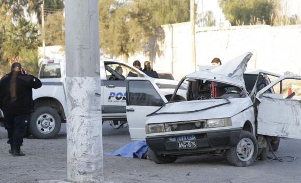 Regresaba de dejar a su  novia y se mató al chocar