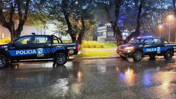 cuatro ladrones vestidos de policias mataron a un hombre