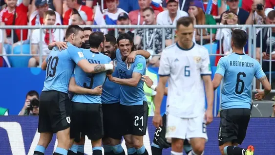 Uruguay goleó a Rusia y se quedó con la punta