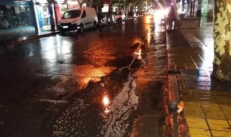 La lluvia se hizo presente durante la madrugada de este sábado.