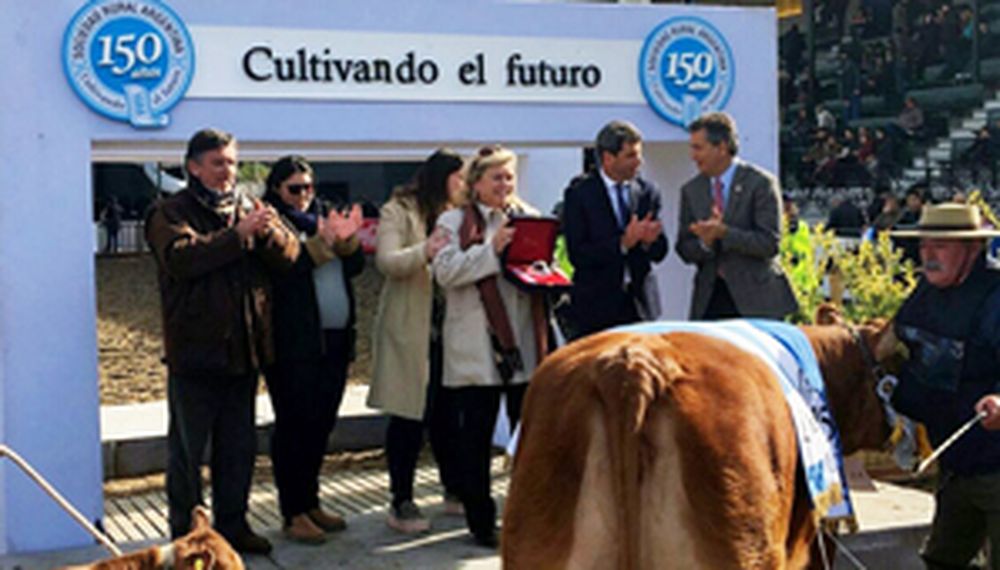 Uñac entregó el premio a una hembra campeona en La Rural