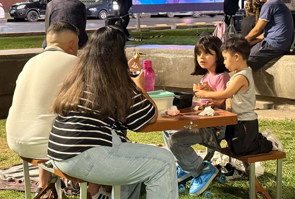 Cecilia y Cristian llegaron en familia, bien preparados para disfrutar de la peli