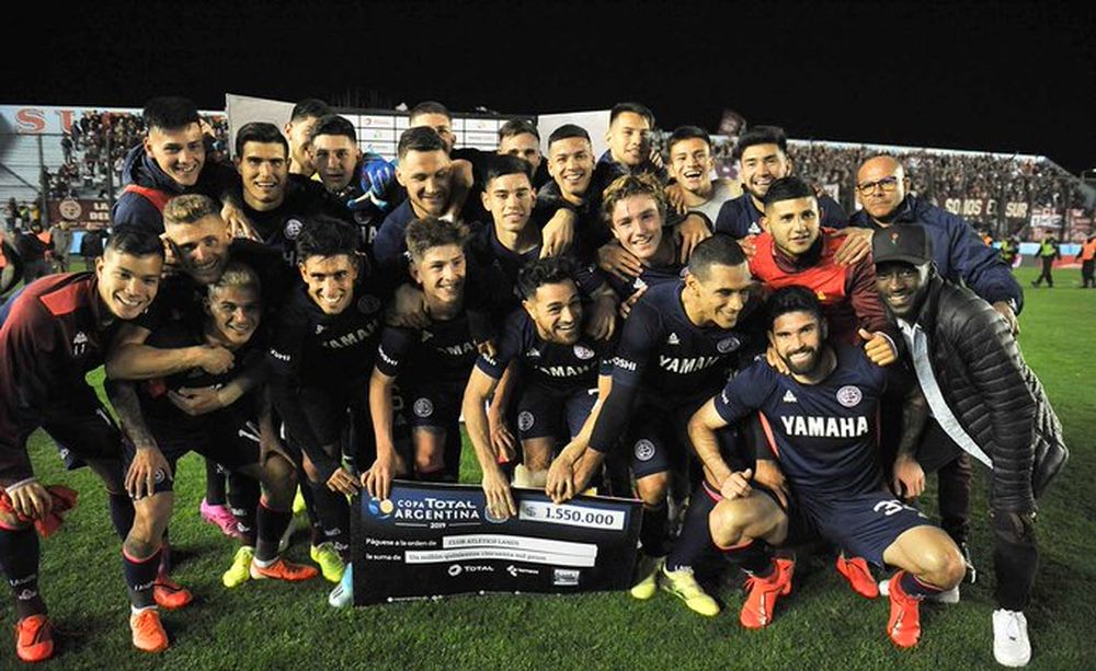 Lanús goleó a Argentinos y se metió en cuartos