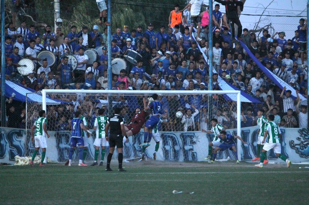 Empate. Donoso ya cabeceó y Boiero no llega. Unión lo empataba pero se cortó la luz y se suspendió el clásico en el Regional Amateur.