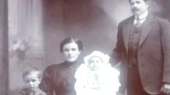 Originarios. El inmigrante español que construyó la casona en 1930, Angel Maldonado Fernández, su esposa Amparo Suárez Rodríguez, y sus dos primeros hijos.