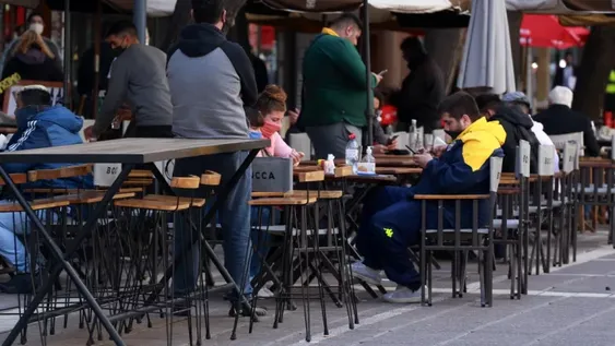 Supo que pedían Pase Sanitario en un bar y le solicitó todo tipo de documentos a la moza