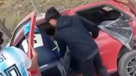 violentisimo choque a metros del partidor san emiliano: un auto termino incrustado contra un arbol
