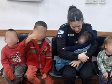 un hombre manejaba alcoholizado con sus seis hijos, fue detenido y una policia termino amamantando a su bebe un hombre manejaba alcoholizado con sus seis hijos, fue detenido y una policia termino amamantando a su bebe