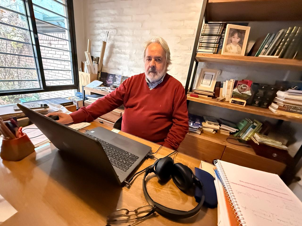 Raúl Cardo, geólogo, investigador del CONICET y la UNSJ, trabajó en las campañas de exploración del SEGEMAR y hoy se enfoca en la literatura, donde relata sus vivencias en la cordillera.
