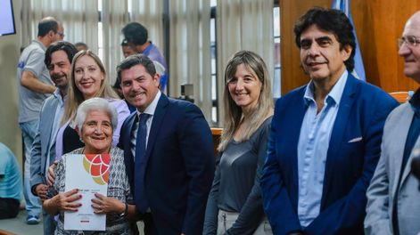 Orrego entregó actas que dan seguridad legal sobre la vivienda de familias de siete departamentos